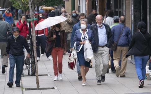 Varias personas pasean por el centro de Vitoria.