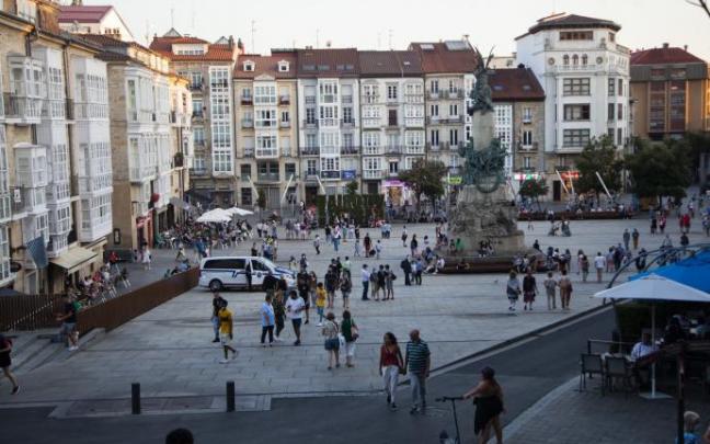 Tránsito de personas por la céntrica Virgen Blanca.