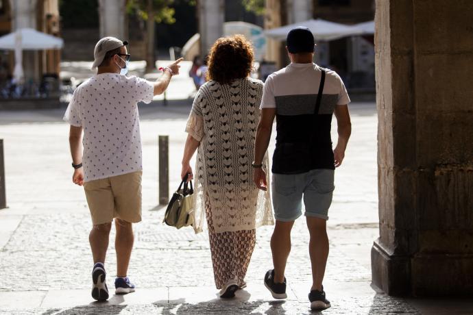 Un grupo pasea por el centro de Vitoria.