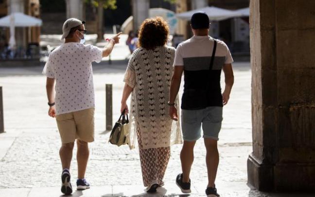 Un grupo pasea por el centro de Vitoria.