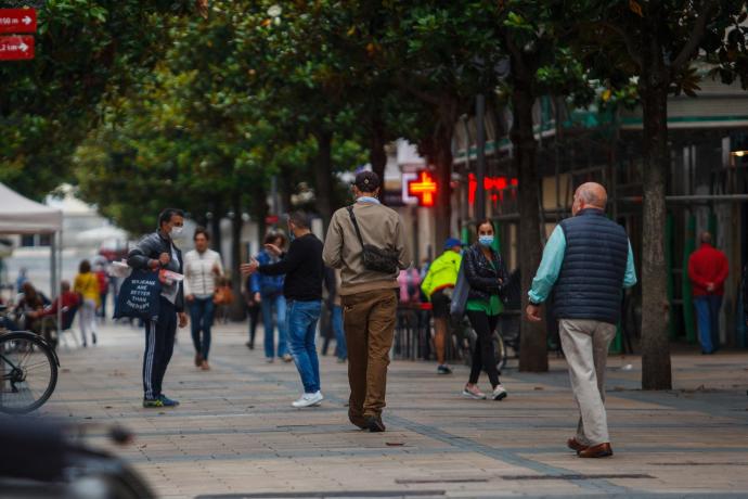 Varias personas pasean por el centro de Vitoria.