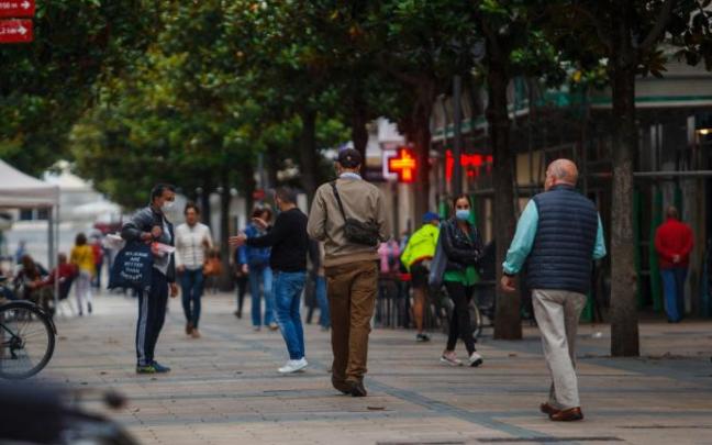 Varias personas pasean por el centro de Vitoria.