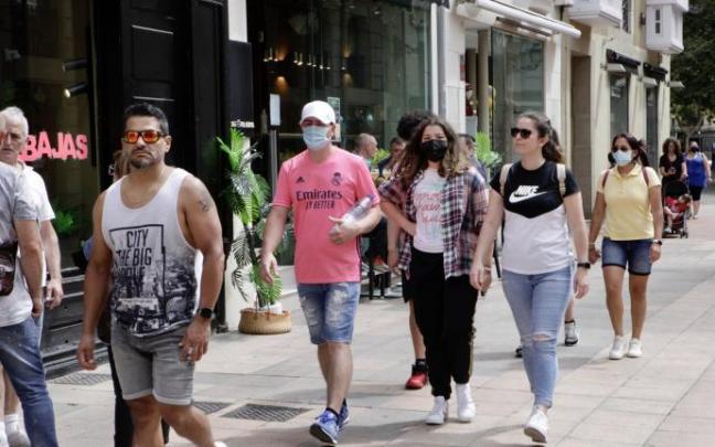 Varias personas pasean por el centro de Vitoria.