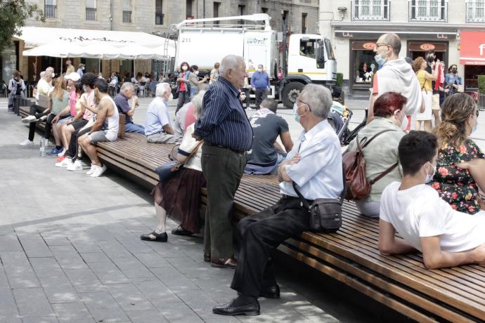 Ambiente callejero en la plaza de la Virgen Blanca.