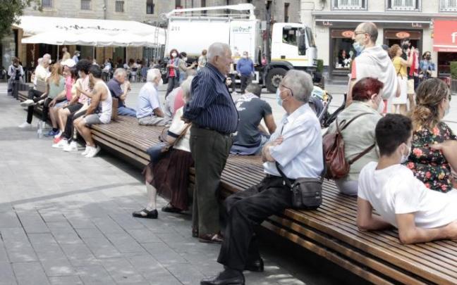 Ambiente callejero en la plaza de la Virgen Blanca.