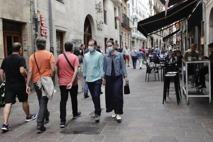 Tránsito de personas por la calle Cuchillería durante las 'no fiestas'.