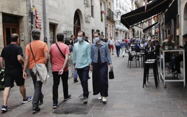 Tránsito de personas por la calle Cuchillería durante las 'no fiestas'.