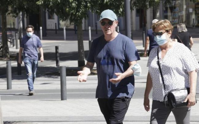 Dos personas pasean por Vitoria.