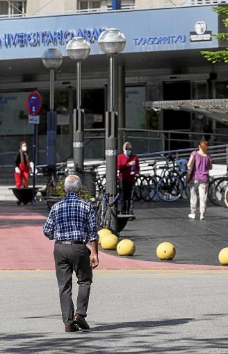 El HUA-Txagorritxu, centro de referencia para la atención de los pacientes con cuadros graves de covid, vive estos días en una situación de calma tensa. Los ingresos están creciendo, aunque por fortuna no hay correlación con la explosión de contagios que