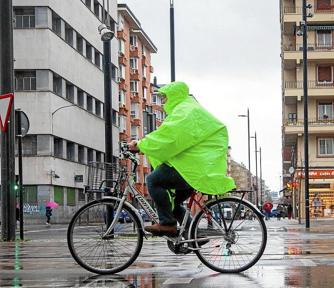 La lluvia no impidió ayer que personas, como la que sale en esta imagen, usaran su bici. Foto: Jorge Muñoz