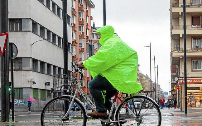 La lluvia no impidió ayer que personas, como la que sale en esta imagen, usaran su bici. Foto: Jorge Muñoz
