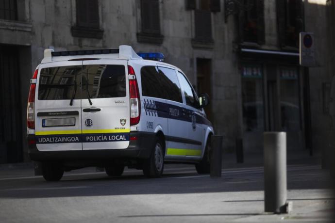 Vehículo de la Policía Local patrullando por el centro de Vitoria