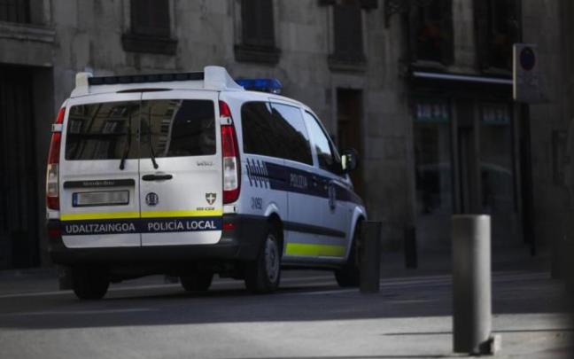 Vehículo de la Policía Local patrullando por el centro de Vitoria
