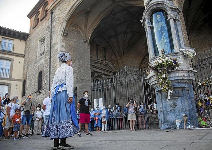 Ofrendas en la balconada a la Virgen Blanca. Foto: Jorge Muñoz