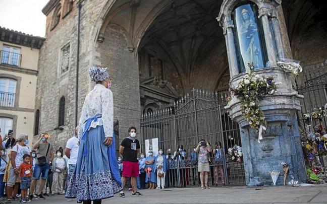 Ofrendas en la balconada a la Virgen Blanca. Foto: Jorge Muñoz Ofrendas en la balconada a la Virgen Blanca. Foto: Jorge Muñoz