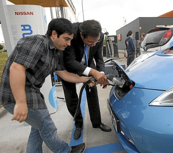 Recarga de un coche eléctrico en una electrolinera. Foto: Alex Larretxi
