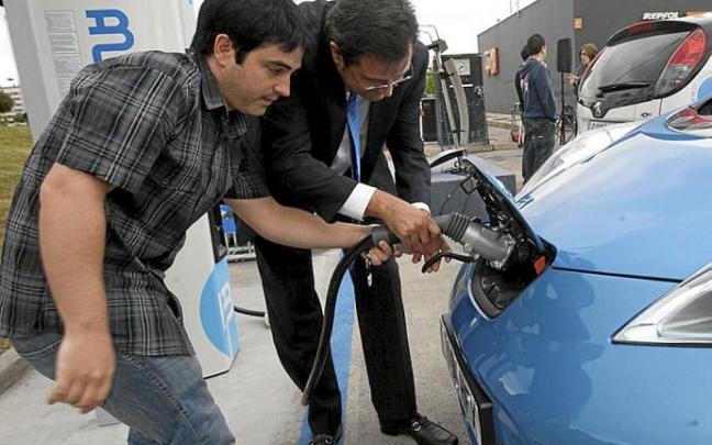 Recarga de un coche eléctrico en una electrolinera. Foto: Alex Larretxi Recarga de un coche eléctrico en una electrolinera. Foto: Alex Larretxi
