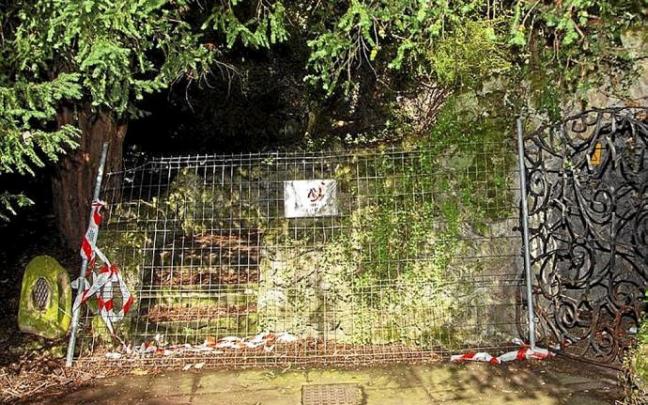 Entrada a la gruta de La Florida, vallada. Foto: Jorge Muñoz