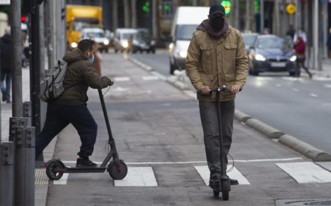 Dos personas, ajenas a la información, circulan en patinete eléctrico por Vitoria