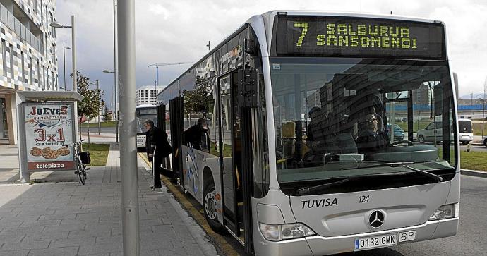 Un autobús urbano en una de sus paradas en el barrio de Salburua. Foto: Alex Larretxi