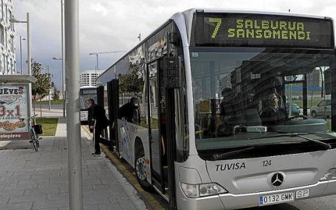 Un autobús urbano en una de sus paradas en el barrio de Salburua. Foto: Alex Larretxi