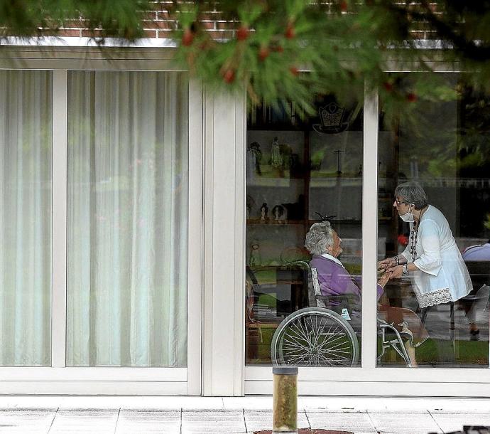 Una mujer mayor es atendida en una residencia. Foto: Javier Bergasa