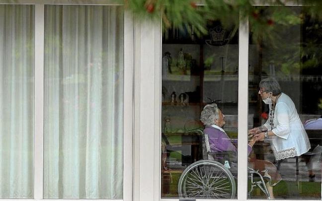 Una mujer mayor es atendida en una residencia. Foto: Javier Bergasa