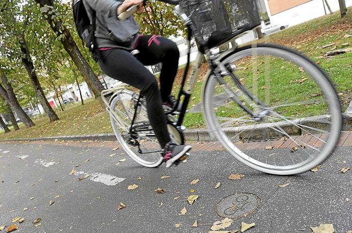 Una ciclista circula con su bicicleta por un bidegorri de la ciudad. Foto: Archivo DNA