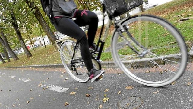 Una ciclista circula con su bicicleta por un bidegorri de la ciudad. Foto: Archivo DNA