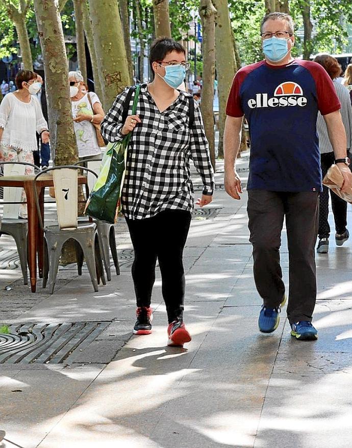 Vitorianos, ajenos a la noticia, por la Plaza de los Fueros. Foto: DNA