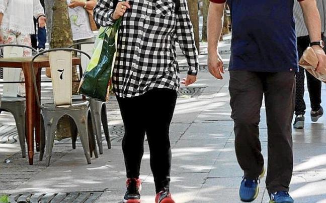 Vitorianos, ajenos a la noticia, por la Plaza de los Fueros. Foto: DNA