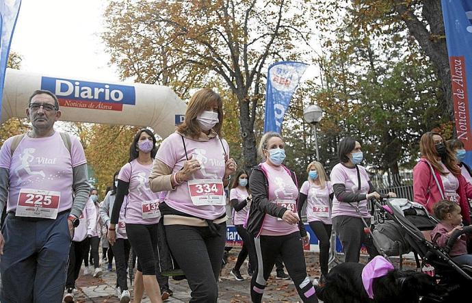 Participantes de la carrera solidaria contra el cáncer de mama organizada por Asamma. Foto: Josu Chavarri