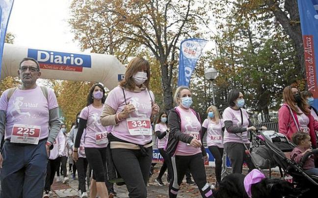 Participantes de la carrera solidaria contra el cáncer de mama organizada por Asamma. Foto: Josu Chavarri