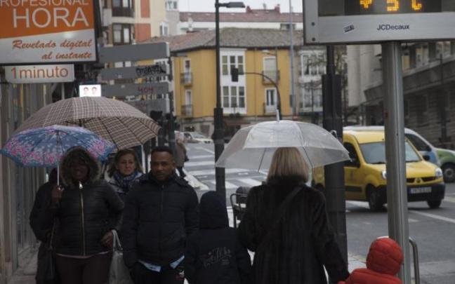 Una persona pasea junto a un termómetro de Vitoria. Una persona pasea junto a un termómetro de Vitoria.