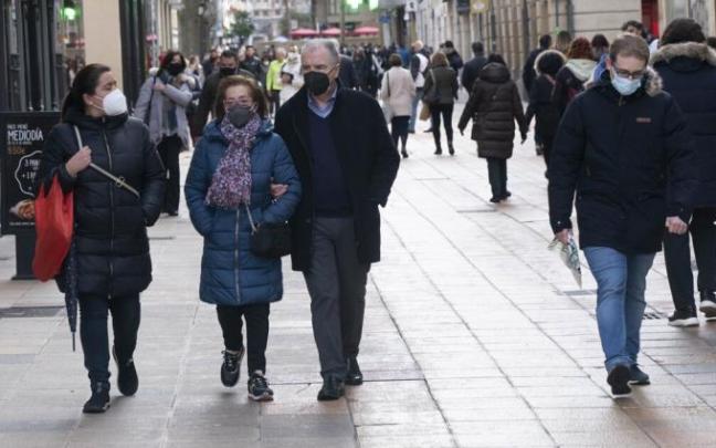 Vitorianos paseando por el centro de la ciudad