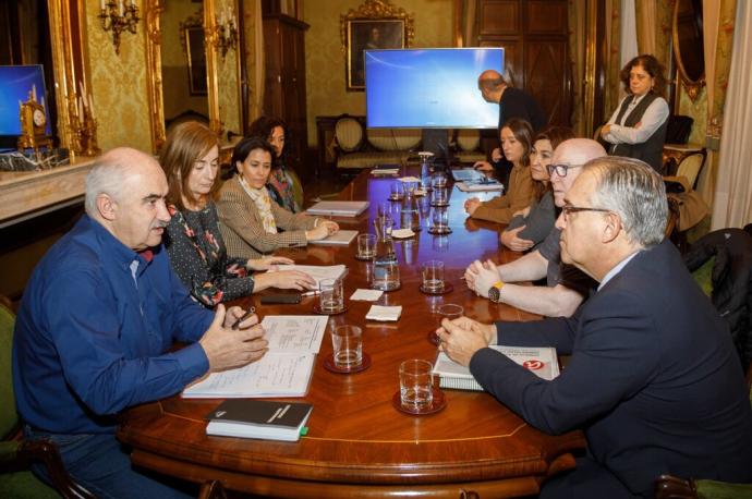 Jose Mari Aierdi, vicepresidente del Gobierno de Navarra y consejero, frente al alcalde Maya, en una reunión anterior.