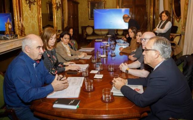 Jose Mari Aierdi, vicepresidente del Gobierno de Navarra y consejero, frente al alcalde Maya, en una reunión anterior. Jose Mari Aierdi, vicepresidente del Gobierno de Navarra y consejero, frente al alcalde Maya, en una reunión anterior.