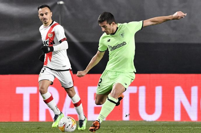 Dani Vivian despeja un balón en el partido ante el Rayo Vallecano.