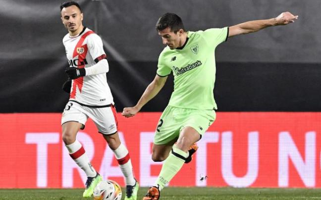 Dani Vivian despeja un balón en el partido ante el Rayo Vallecano.