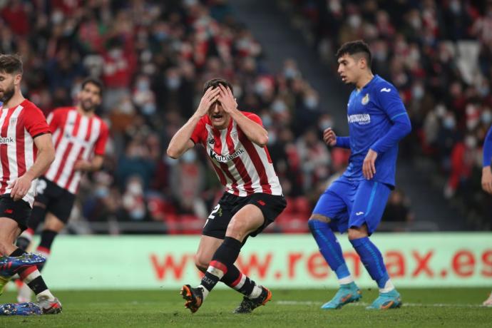 Vivian se lamenta de una de las muchas ocasiones que desbarató Soria al Athletic.