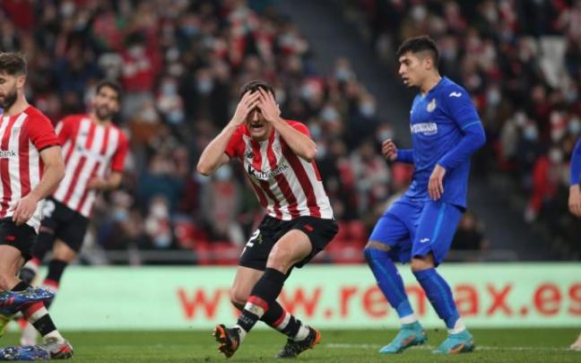 Vivian se lamenta de una de las muchas ocasiones que desbarató Soria al Athletic.