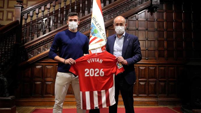 Vivian y Aitor Elizegi tras renovar con el Athletic hasta 2026