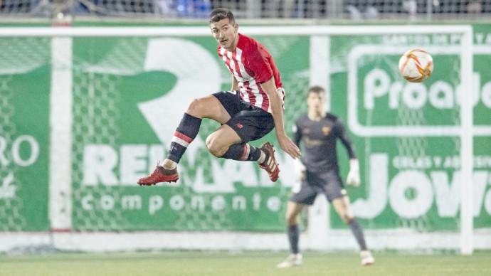 Vivian, que volvió al once titular, corta un balón.