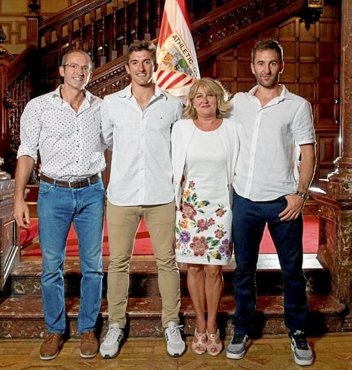 Vivian junto a sus padres –José y Celia– y su hermano Jonathan tras firmar su renovación hasta 2023.