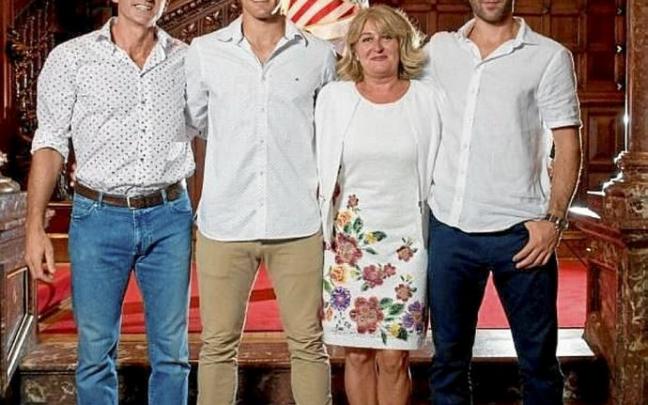 Vivian junto a sus padres –José y Celia– y su hermano Jonathan tras firmar su renovación hasta 2023.