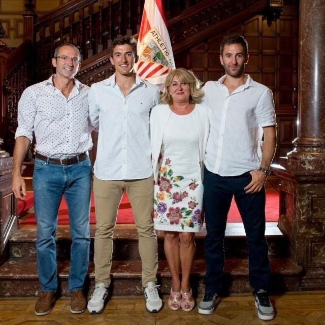 Vivian junto a sus padres (José y Celia) y su hermano Jonathan tras firmar su renovación hasta 2023