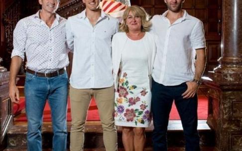 Vivian junto a sus padres (José y Celia) y su hermano Jonathan tras firmar su renovación hasta 2023