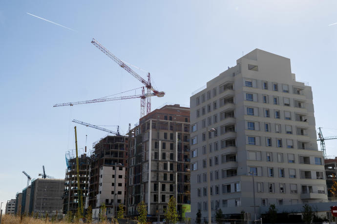 Grúas en una zona de construcción de viviendas.