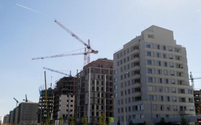 Grúas en una zona de construcción de viviendas.