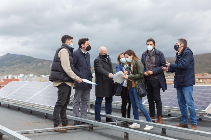 El vicepresidente Aierdi, junto al director gerente de Nasuvinsa, Alberto Bayona, y técnicos en la visita a la instalación fotovoltaica de las viviendas de Plaza Ezcabazábal de Burlada.